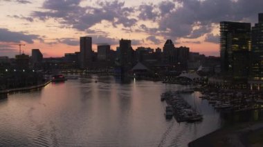 Baltimore, Maryland. 2017 dolaylarında. Gün batımında Baltimore 'un iç limanına uçuyor. Cineflex ve RED Epic-W Helyum ile çekilmiştir..