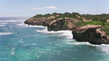 Kauai, Hawaii 2018 dolaylarında, Kauai 'nin güney sahilinin havadan görünüşü. Cineflex ve RED Epic-W Helyum ile çekilmiştir..