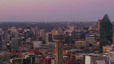 Dallas, Teksas - 2017 dolaylarında Dallas ve Reunion Tower 'ın alacakaranlıktaki hava manzarası