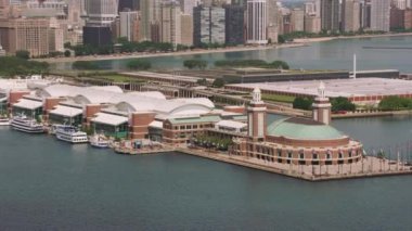 Chicago, Illinois dolaylarında 2017, Chicago şehir merkezindeki donanma iskelesinin havadan çekimi. Cineflex ve RED Epic-W Helyum ile çekilmiştir..