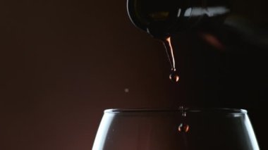 Şarap damlaları yakın çekim, ağır çekim, Fantom Flex 4K