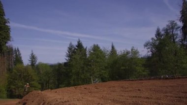 Motokros yarışçısı yavaş çekimde büyük atlama yapıyor. 4K (tamamen bırakıldı)