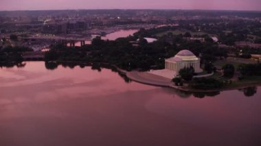 Washington, D.C. 2017 dolaylarında Jefferson Memorial ve Tidal Basin 'in gündoğumunda hava görüntüsü. Cineflex ve RED Epic-W Helyum ile çekilmiştir..