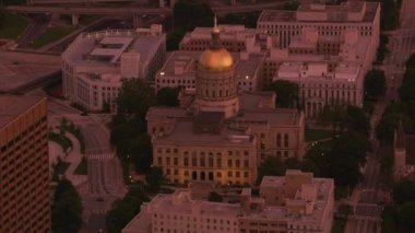 Atlanta, Georgia 2017 dolaylarında, Hava Kuvvetleri Atlanta şehir merkezindeki Capitol binasını günbatımında vurdu. Cineflex ve RED Epic-W Helyum ile çekilmiştir..
