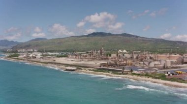Oahu, Hawaii 2018 dolaylarında. Sahildeki sanayi bölgesinin havadan görüntüsü. Cineflex ve RED Epic-W Helyum ile çekilmiştir..