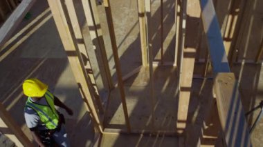 İnşaat işçilerinin planları incelerken çekilen görüntüler.