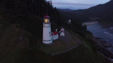 Gün batımında, Oregon 'da Heceta Head Deniz Feneri' nin hava görüntüsü.