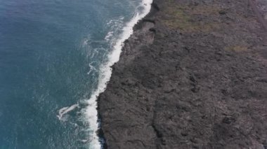 Büyük ada, Hawaii 2018 dolaylarında. Lav kayası kıyı şeridinin havadan görüntüsü. Cineflex ve RED Epic-W Helyum ile çekilmiştir..