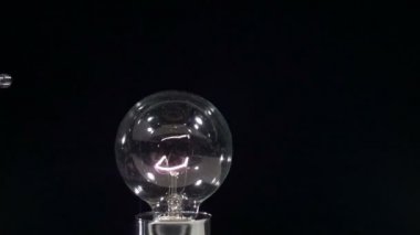 Ampuller ağır çekimde parçalanır. Saniyede 6900 kareyle Fantom kamerayla çekilmiş..