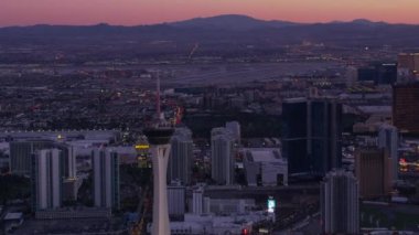 Las Vegas, Nevada 2017 dolaylarında, alacakaranlıkta Las Vegas Bulvarı 'nın havadan görünüşü. Cineflex ve RED Epic-W Helyum ile çekilmiştir..