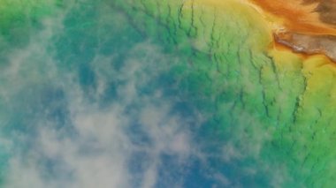 Yellowstone Ulusal Parkı, Wyoming. Yellowstone Ulusal Parkı 'ndaki Grand Prismatic Kaplıcaları' nın hava manzarası. Helikopterden Shotover gimbal ve RED 8K kamera ile çekildi..