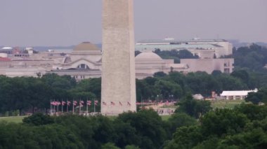 Washington, D.C. 2017 dolaylarında, Washington Anıtı 'nın etrafındaki bayrakların yakın çekim görüntüleri. Cineflex ve RED Epic-W Helyum ile çekilmiştir..