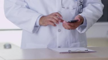 Cep telefonu kullanarak doktor closeup