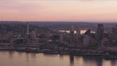 Seattle, Washington 2017 dolaylarında, gün doğumunda Seattle ve feribot manzaralı. Cineflex ve RED Epic-W Helyum ile çekilmiştir..