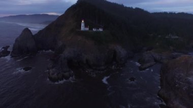 Gün batımında, Oregon 'da Heceta Head Deniz Feneri' nin hava görüntüsü.