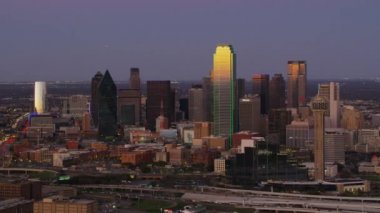 Dallas, Teksas - 2017 dolaylarında: Alacakaranlıkta Dallas, Teksas 'ın havadan görünüşü