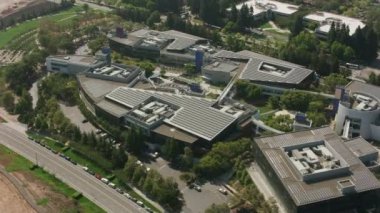 Mountain View, California - 2017 dolaylarında Google 'ın genel merkezi Googleplex' in hava görüntüleri. Cineflex ve RED Epic-W Helyum ile çekilmiştir..