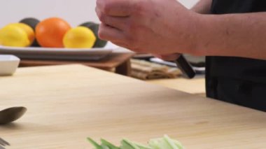 Suşi şefi avokado kesiyor.