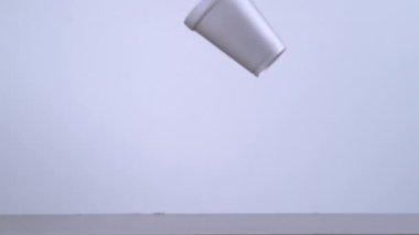 Yavaş çekimde kahve dökülürken, Fantom Flex 4K kamerayla çekilmiş..