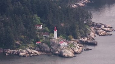 Vancouver, Kanada 2018 dolaylarında. Atkinson Deniz fenerini göster. Helikopterden Cineflex gimbal ve RED Epic-W kamerasıyla çekildi..