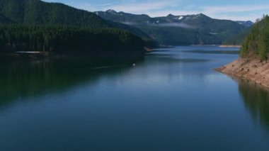 Oregon - 2018 dolaylarında Detroit Gölü 'nün havadan görünüşü. Helikopterden Cineflex gimbal ve RED Epic-W kamerasıyla çekildi..