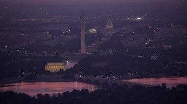 Washington, D.C. 2017 dolaylarında Lincoln Anıtı 'nın, Washington Anıtı' nın ve Capitol Binası 'nın gündoğumunda havadan görünüşü. Cineflex ve RED Epic-W Helyum ile çekilmiştir..