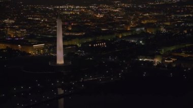 Washington, D.C. 2017 dolaylarında, geceleri Washington Anıtı 'nın ve Capitol Mall' un havadan görünüşü. Cineflex ve RED Epic-W Helyum ile çekilmiştir..