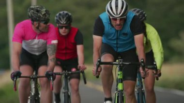 Bir grup bisikletçinin köy yolundaki çekimini takip etmek. Tamamen ticari kullanım için serbest.