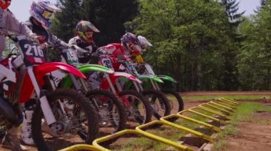 Motokros yarışçıları başlangıç kapısı 4K 'de (tam sürüm)