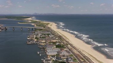 New Jersey dolayları-2017, New Jersey plajında New York 'tan Sandy Hook' a doğru uçuyor. Cineflex ve RED Epic-W Helyum ile çekilmiştir..