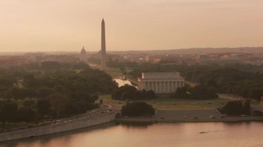 Washington, D.C. 2017 dolaylarında Lincoln Anıtı 'nın, Washington Anıtı' nın ve Capitol Binası 'nın gündoğumunda havadan görünüşü. Cineflex ve RED Epic-W Helyum ile çekilmiştir..