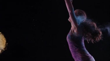 Renkli barut kız koşarken, ağır çekimde. Saniyede 1000 kare hızla Hayalet Kamera ile çekiliyor..