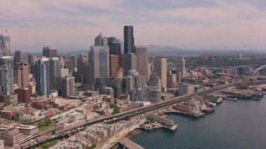 Seattle, Washington 2018 dolaylarında. Seattle, Washington şehir merkezinin hava görüntüsü. Helikopterden Cineflex gimbal ve RED Epic-W kamerasıyla çekildi..