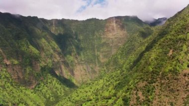 Kauai, Hawaii 2018 dolaylarında, Kauai kanyonları ve şelaleleri havadan izleniyor. Cineflex ve RED Epic-W Helyum ile çekilmiştir..