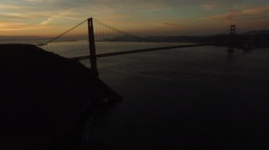 Golden Gate Köprüsü, alacakaranlıkta, San Fransisco, California, hava çekimi