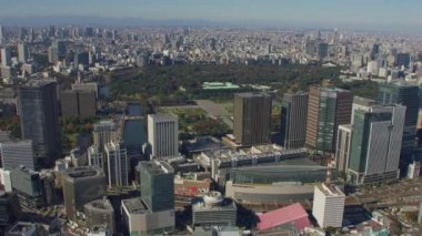 Tokyo, Japonya 2018 dolaylarında. Tokyo 'daki hava manzaralı İmparatorluk Sarayı. Kırmızı kamerayla helikopterden çekilmiş..