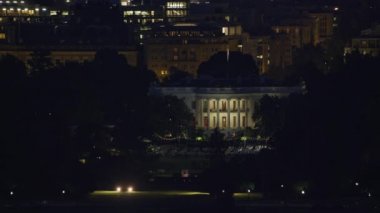 Washington, D.C. 2017 dolaylarında, Washington Anıtı gece Beyaz Saray 'ın önünden geçerken hava manzaralı. Cineflex ve RED Epic-W Helyum ile çekilmiştir..
