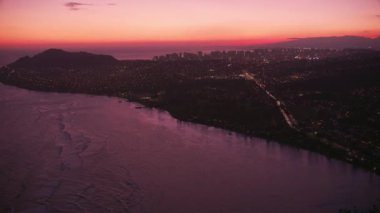 Honolulu, Oahu, Hawaii 2018 civarı. Gün batımında Honolulu 'nun hava manzarası. Cineflex ve RED Epic-W Helyum ile çekilmiştir..