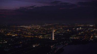 Washington, D.C. yaklaşık 2017, Washington Anıtı 'nın ve şehir ışıklarının sabahın erken saatlerinde çekilmiş görüntüleri. Cineflex ve RED Epic-W Helyum ile çekilmiştir..