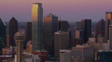 Dallas, Teksas - 2017 dolaylarında: Alacakaranlıkta Dallas, Teksas 'ın havadan görünüşü