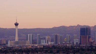 Las Vegas, Nevada. 2017 dolaylarında. Gün batımında Las Vegas Bulvarı 'nın alçak açılı hava manzarası. Cineflex ve RED Epic-W Helyum ile çekilmiştir..