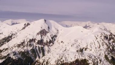 British Columbia, Kanada 2018 dolaylarında. Karla kaplı dağ sırasının havadan görünüşü. Helikopterden Cineflex gimbal ve RED Epic-W kamerasıyla çekildi..