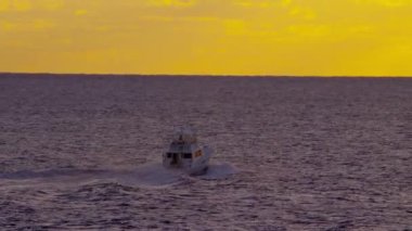 Günbatımında Miami, Florida açıklarındaki yatın hava görüntüsü.