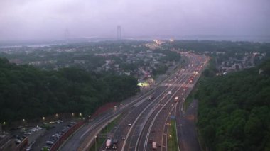New York şehri 2017 dolaylarında, 287 nolu eyaletler arası Verrazano-Narrows Köprüsü mesafesinde. Cineflex ve RED Epic-W Helyum ile çekilmiştir..