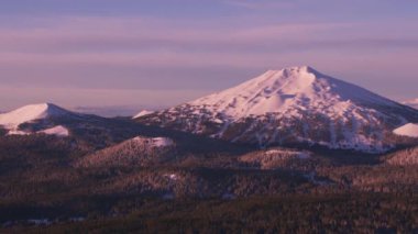 Oregon - 2018 dolaylarında: Mt. Gündoğumunda bekar. Helikopterden Cineflex gimbal ve RED Epic-W kamerasıyla çekildi..