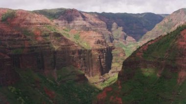 Kauai, Hawaii dolaylarında 2018, Waimea Kanyonu 'nun havadan görünüşü. Cineflex ve RED Epic-W Helyum ile çekilmiştir..