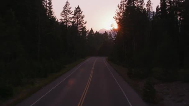 Körning Längs Vägen Grand Teton National Park Vid Solnedgången — Stockvideo