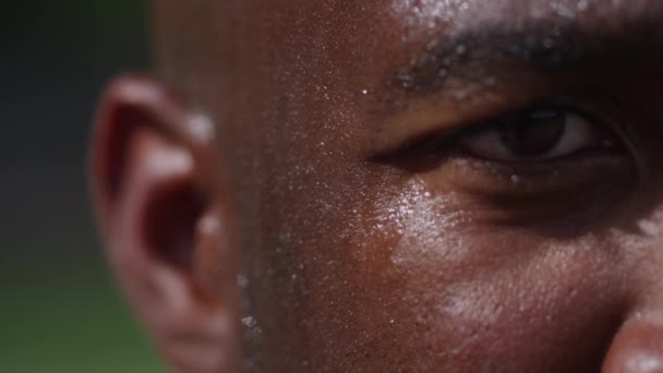 Äärimmäinen Lähikuva Afrikkalainen Amerikkalainen Mies Silmän Näköinen — kuvapankkivideo