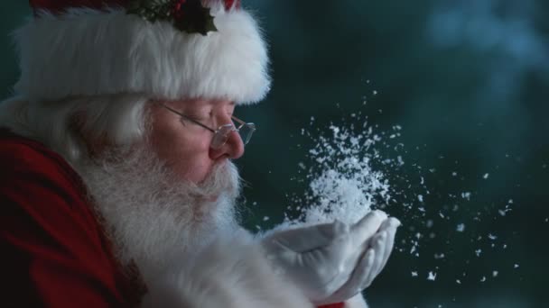 Der Weihnachtsmann Bläst Zeitlupe Schnee Aus Den Händen Phantom Flex — Stockvideo