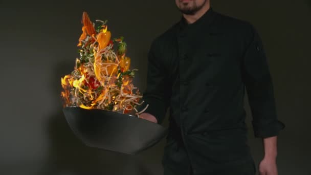 Chef Met Vlammende Roerbak Super Slow Motion Geschoten Met Phantom — Stockvideo